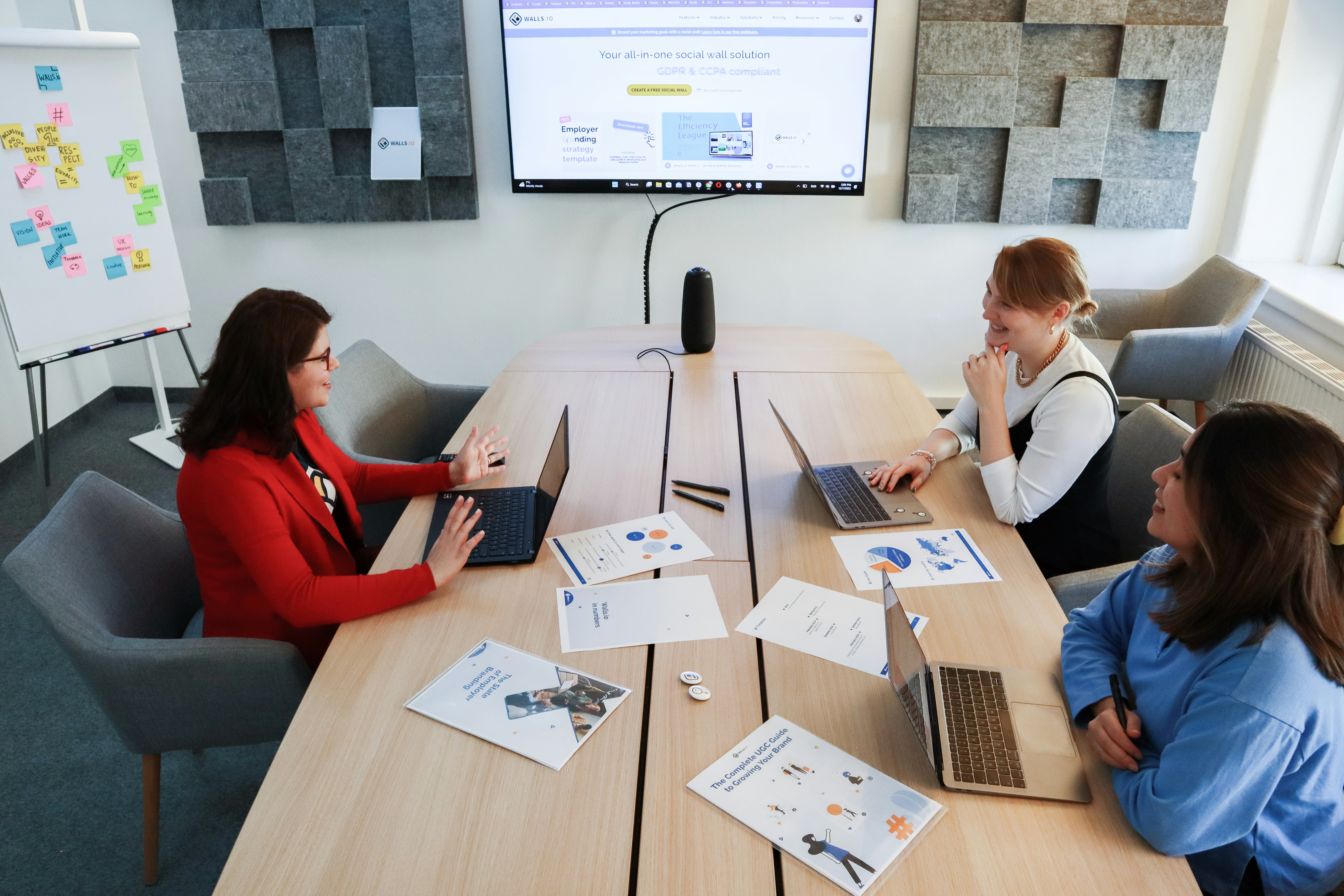 Team werkt met AI-tools in moderne kantooromgeving