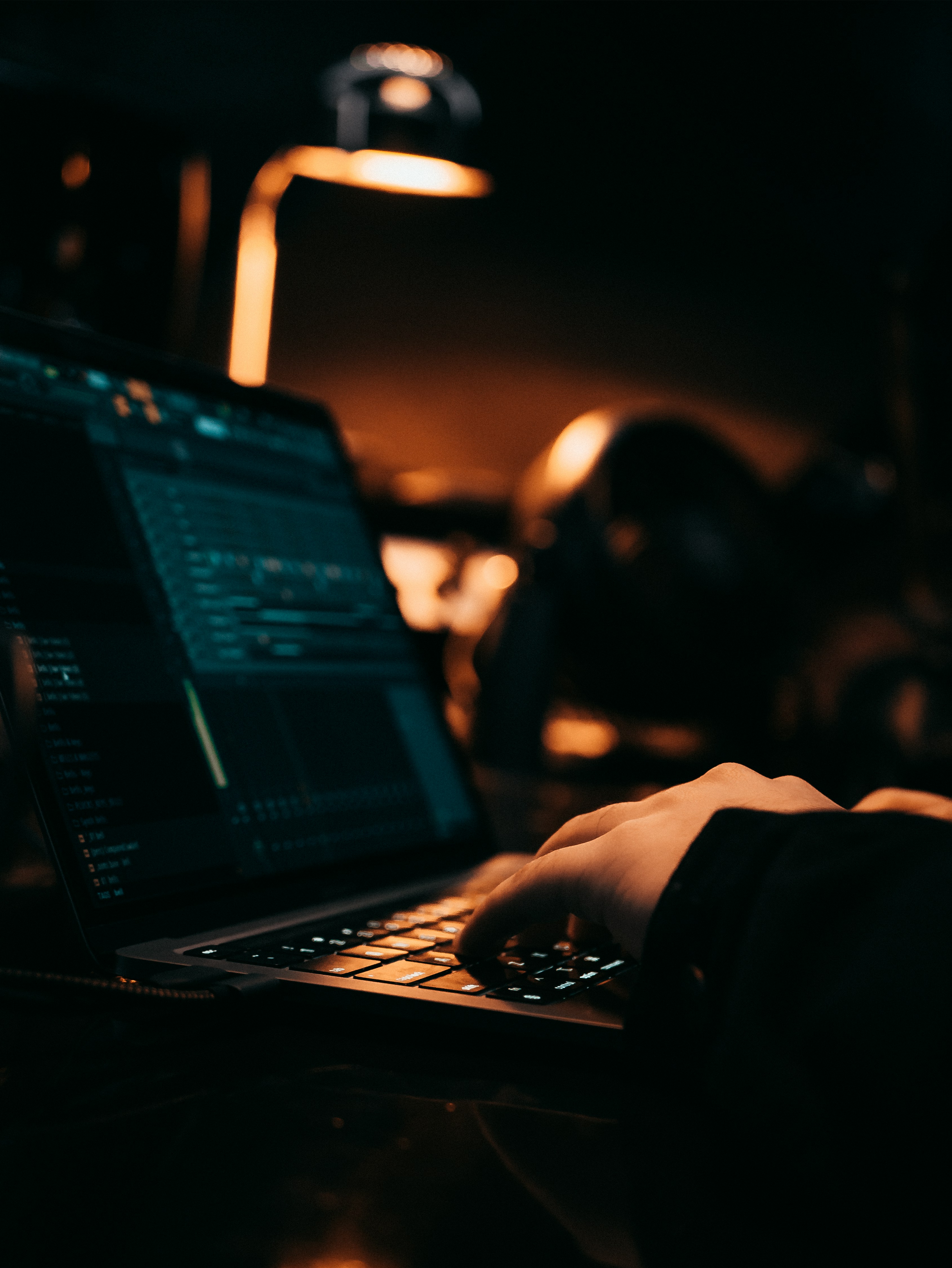 Close-up van laptop met ChatGPT-interface: prompts en resultaten voor werkprocessen